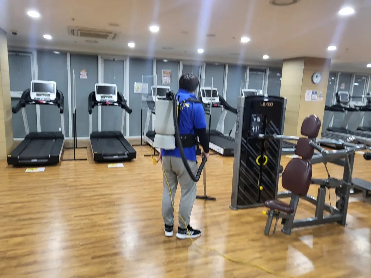 금천구 시흥동 헬스장 샤워실 장비 주변 정밀 위생청소 사례 - 행진크린