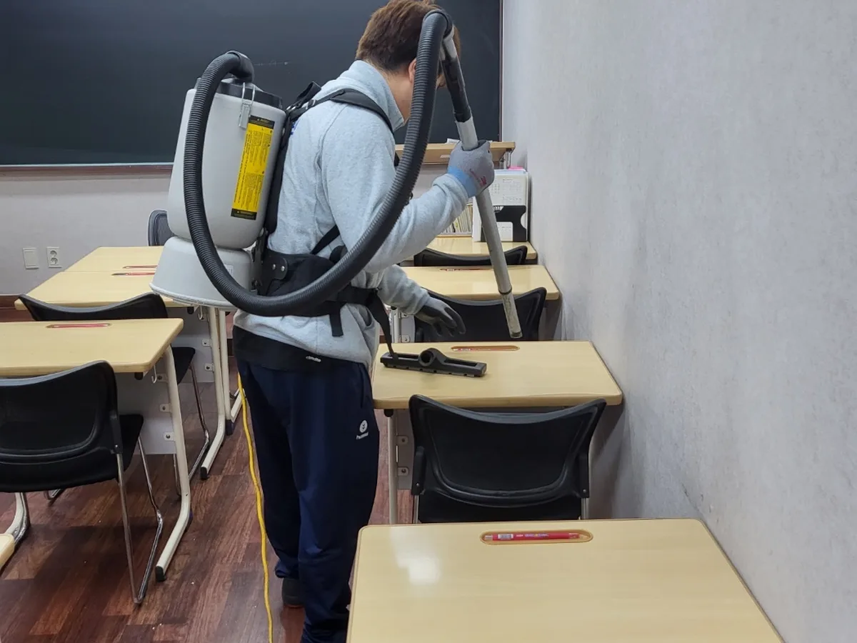관악구 난곡동 학교 현관·중앙홀 바닥 위생청소 사례 - 행진크린