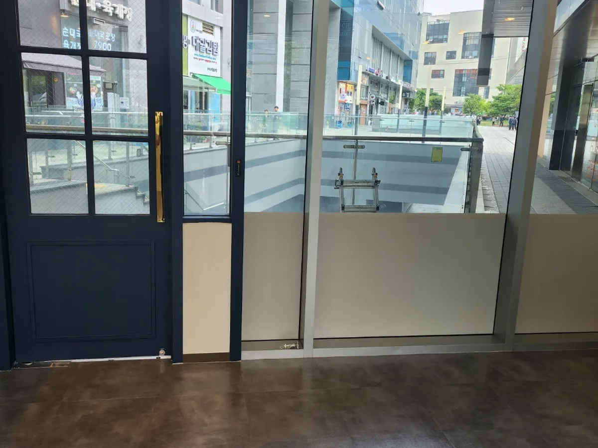양천구 목2동 현장 출입문·프레임 바닥 위생청소 사례 - 행진크린
